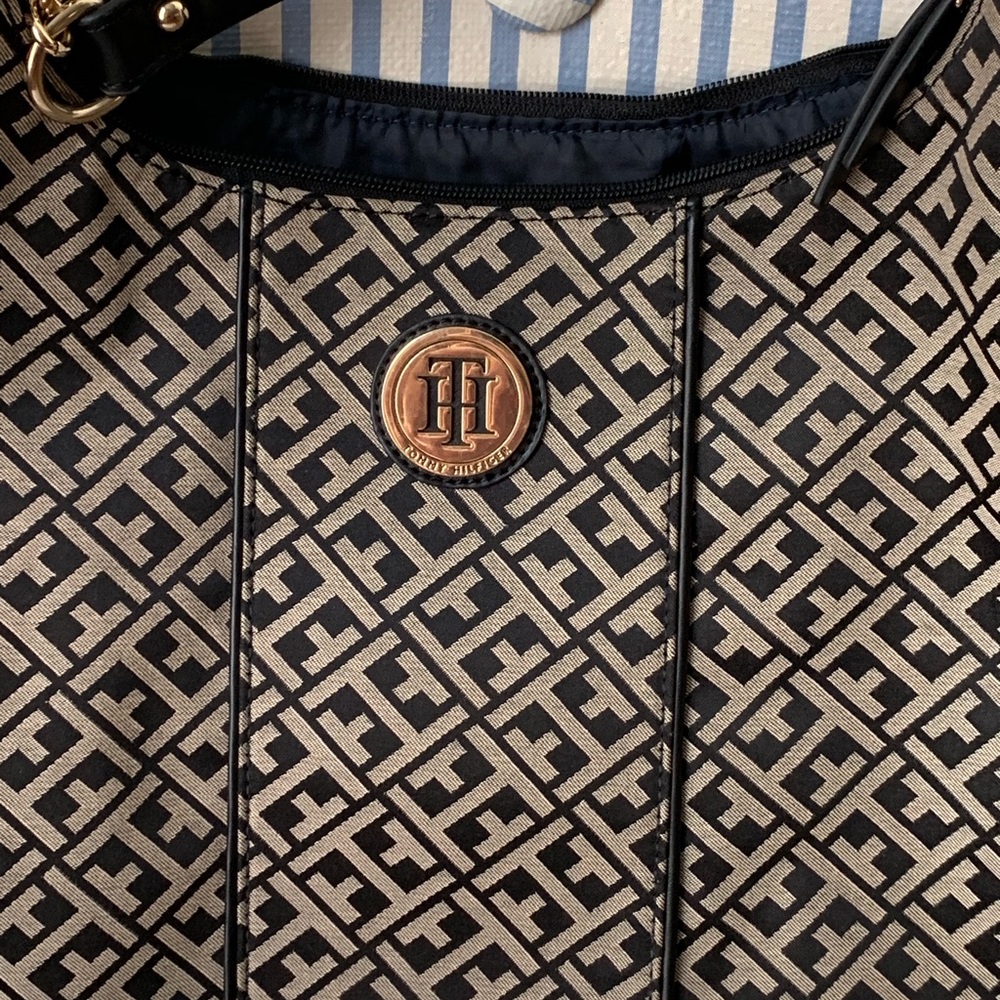 Tommy Hilfiger Purse - Picture 2 of 6